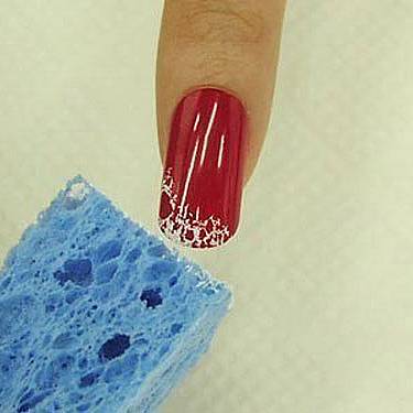                                              With smooth but confident moves touch your nails with the sponge. Don’t put a lot of pressure to ensure that the sponge texture will be printed onto the nail.
                                             