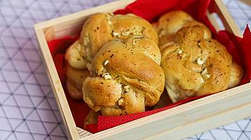 Recipe: Mozzarella-Stuffed Garlic Knots